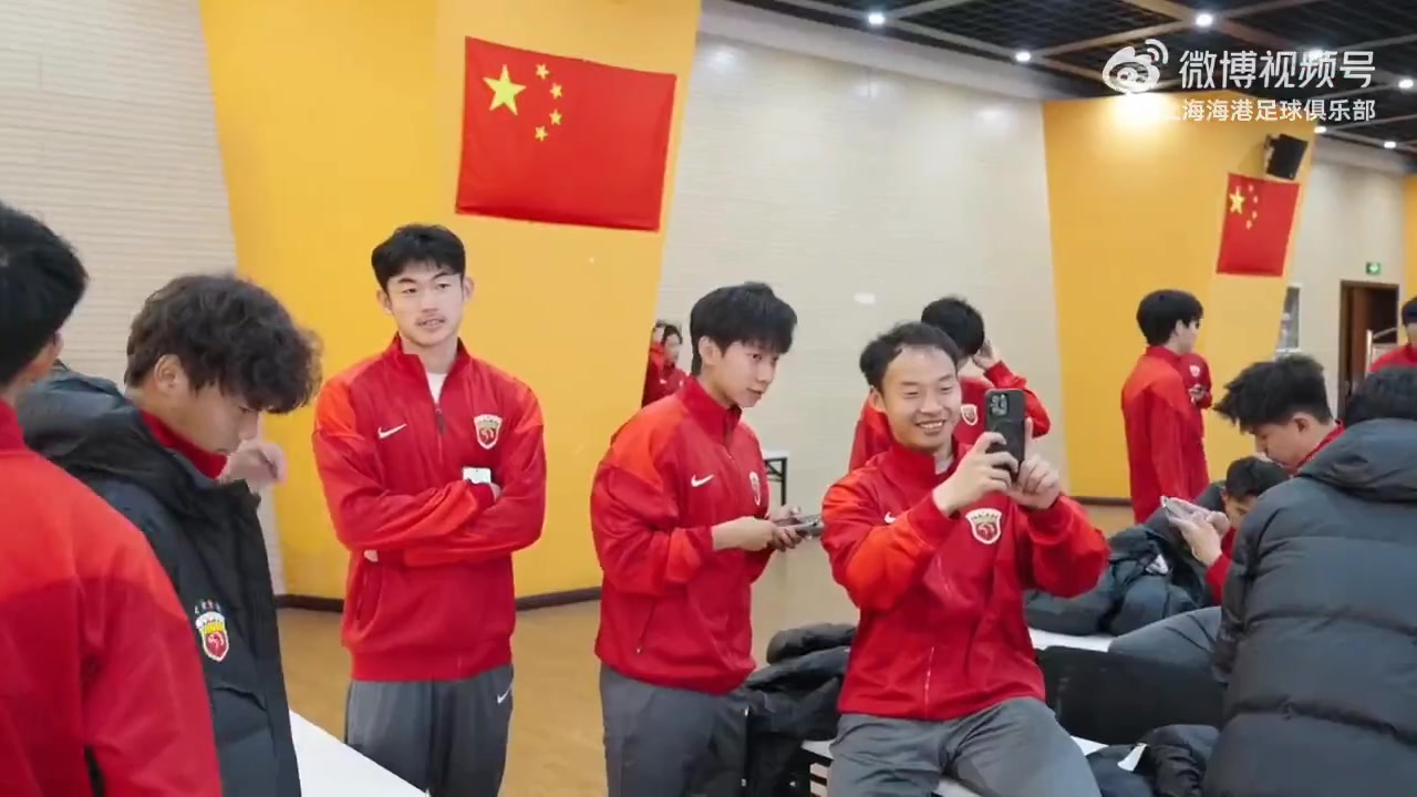 云开体育官网入口-海港B队迎来了新赛季定妆照拍摄，快来听听球员和教练都说了什么